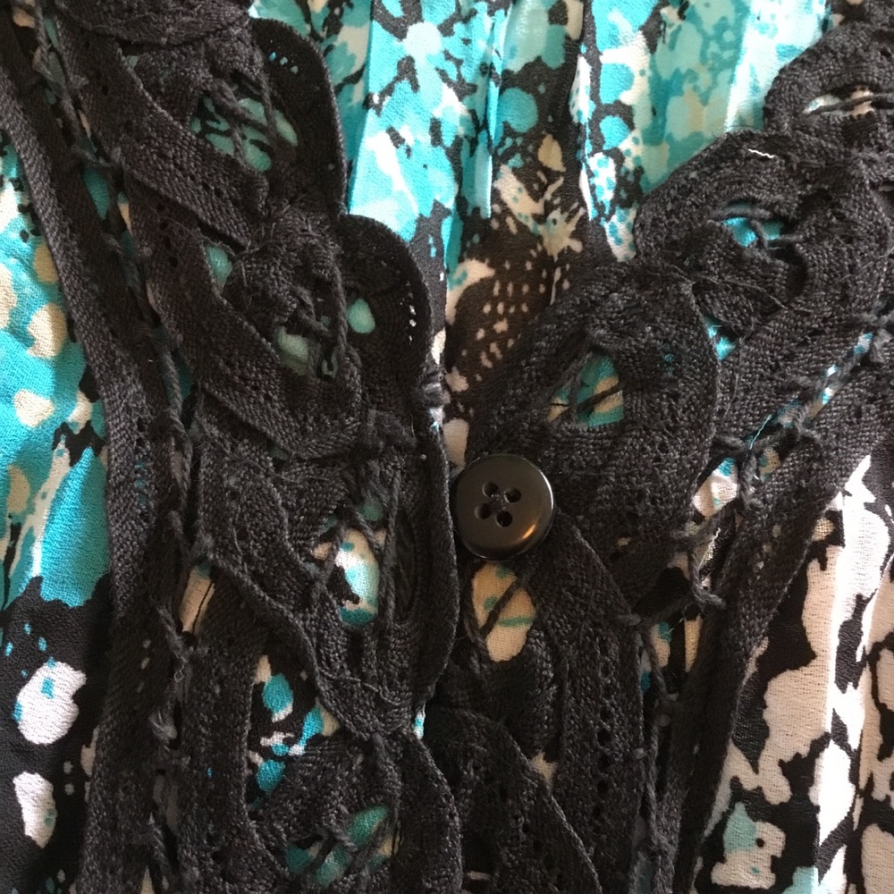 V NECK PLEATED BLOUSE WITH LACE ACCENT - Picture 5 of 12